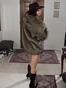 Maria Maldes is sexy with a hat and her fur coat - picture #3
