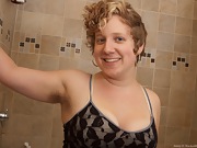 Chubby Josey plays in the bath - picture #3
