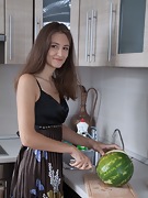 Shivali zieht sich aus und hat Spaß mit einer Wassermelone - picture #4
