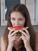 Shivali zieht sich aus und hat Spaß mit einer Wassermelone - picture #8