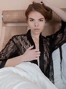 Ogil Basted masturbiert im Bett mit ihrem Dildo - picture #3
