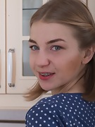 Kristinka se déshabille dans sa cuisine - picture #3