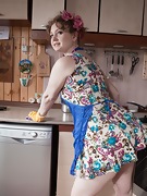 Bazhena gets naked and sexy in her kitchen - picture #4