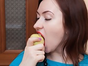 Vita enjoys an apple and then masturbates - picture #4