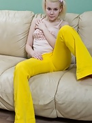 Elen is bored and horny in yellow jeans - picture #7