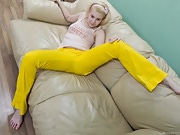 Elen is bored and horny in yellow jeans - picture #16