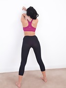 Sophie Smith se desnuda mientras hace ejercicio - picture #6