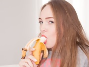 Alex Diaz isst eine Banane und zieht sich dabei nackt aus - picture #6