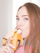 Alex Diaz isst eine Banane und zieht sich dabei nackt aus - picture #7