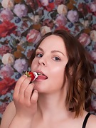 Zamina enjoys sexy fun with her strawberries  - picture #6