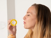 Kristina Bud juguetea con pompas de jabón antes de masturbarse - picture #3