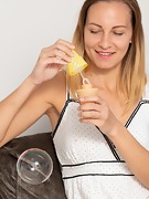 Kristina Bud juguetea con pompas de jabón antes de masturbarse - picture #6