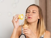 Kristina Bud juguetea con pompas de jabón antes de masturbarse - picture #8
