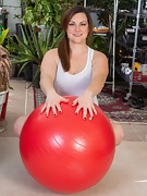 Annatasia Holland juguetea con su bola roja de fitness - picture #10