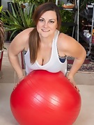 Annatasia Holland juguetea con su bola roja de fitness - picture #11