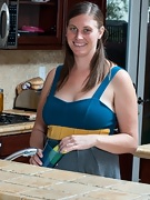 Lindsay gets busy in the kitchen - picture #6
