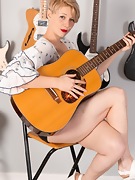 Dakota Rose strips naked after playing a guitar - picture #4