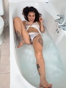 Sweet Mary Jane has sexy fun in the bathtub - picture #2
