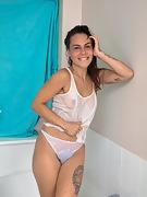 Sweet Mary Jane has sexy fun in the bathtub - picture #3