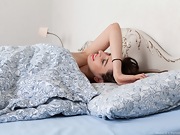 Marika Di si sveglia a letto per masturbarsi e raggiungere l&rsquo;orgasmo - picture #3