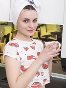 Jessica Rose masturbates in her kitchen - picture #2