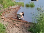 Nina gets hairy in the park - picture #2