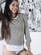 Pamela poses in her new grey sweatshirt - picture #4