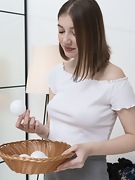 Eliza Thorn has sexy fun with lightbulbs - picture #2