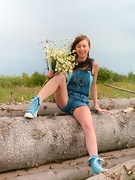 Anna R and her dark hair bouquet - picture #4