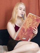 Jessy Blank sketches away before getting nude - picture #1
