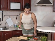 Posh Ramira prepares a sexy salad - picture #3