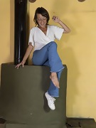 Helen H shows off her sexy figure in denim jeans - picture #9