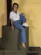Helen H shows off her sexy figure in denim jeans - picture #10