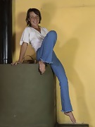 Helen H shows off her sexy figure in denim jeans - picture #12