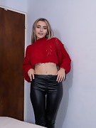 Luna Z strips off her sexy leather leggings - picture #2