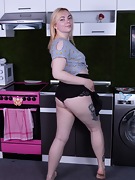 Roan Shea strips naked in her kitchen - picture #9