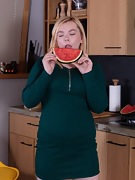 Roan Shea strips naked after enjoying watermelon - picture #7